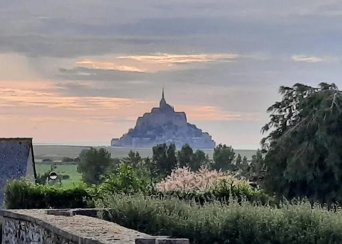 Le Canari 3 Etoiles, A 5 Minutes Du Mont St-michel Holiday home *